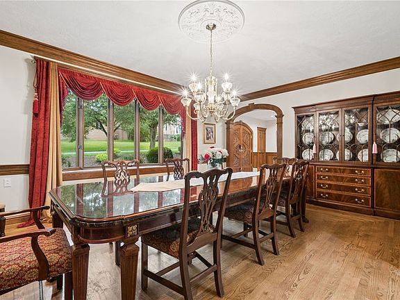 5th image of 326 Red Oak Ct