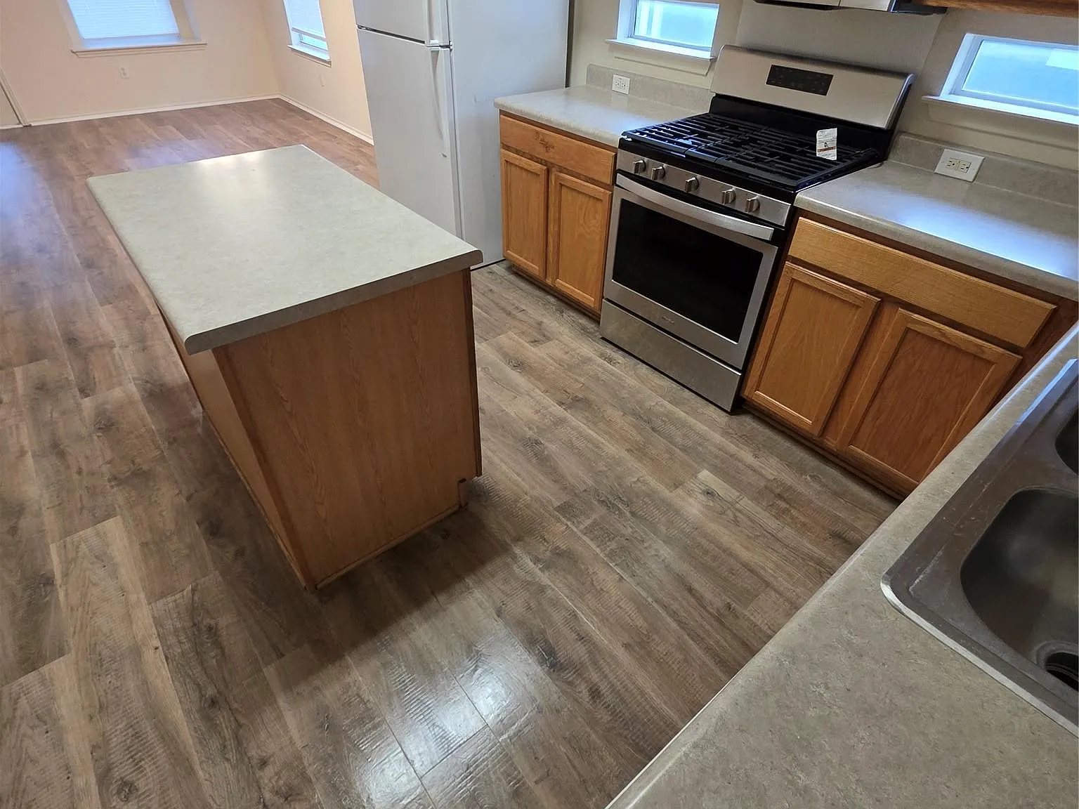 3 bed, 2.0 bath, 1655 sqft, $2,195 — Photo 4