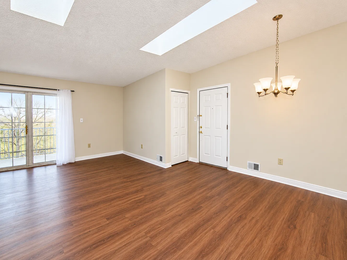 2 bed, 1052 sqft, $2,265 — Photo 2