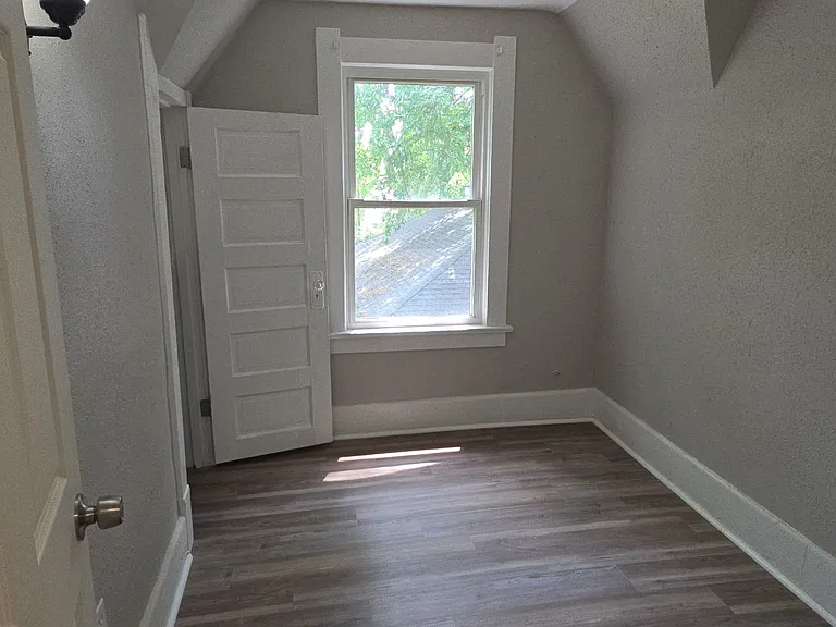 3827 1/2 Lockwood Ave — Photo 11