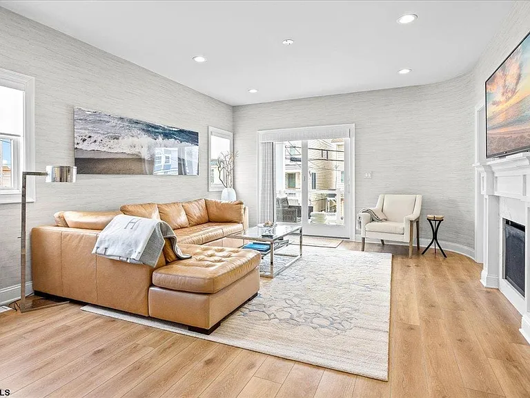 208 N Surrey Ave — Photo 8