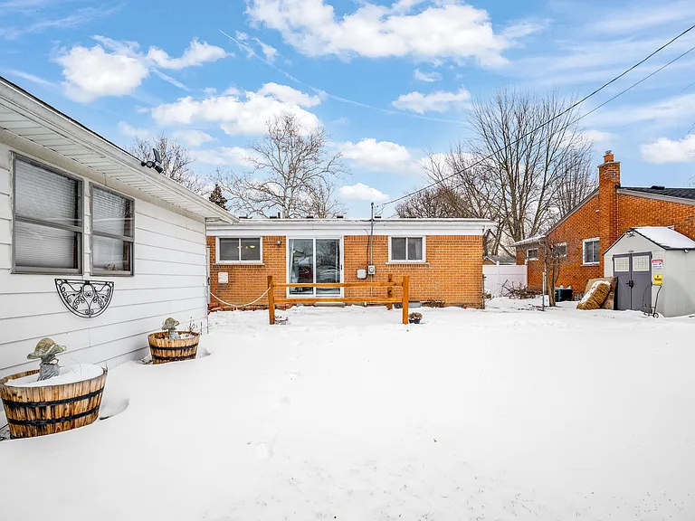 7621 Amboy St — Photo 17