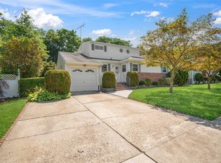 12 Willets Dr, Syosset, NY 11791