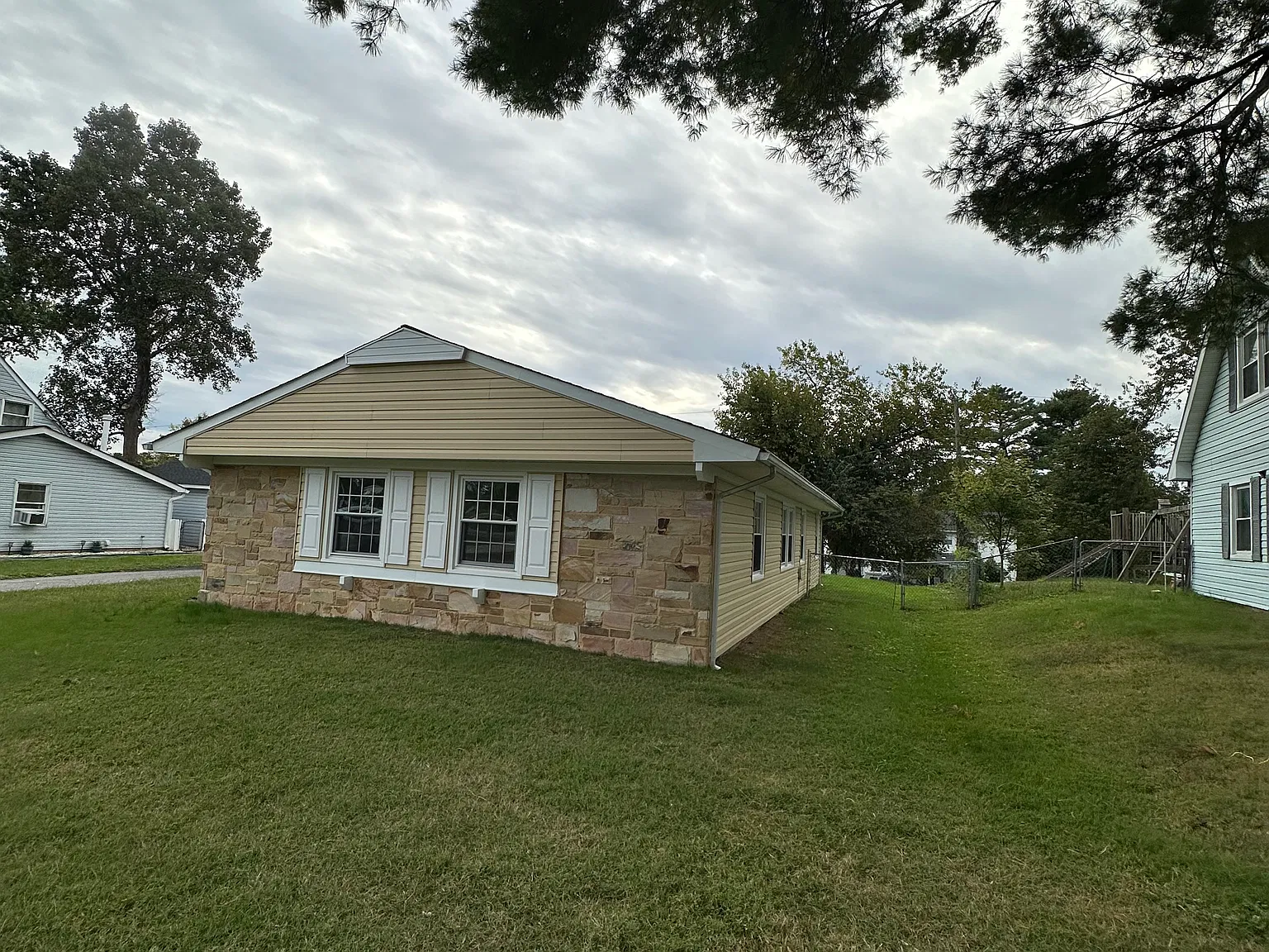 4 bed, 1819 sqft, $3,000 — Photo 2