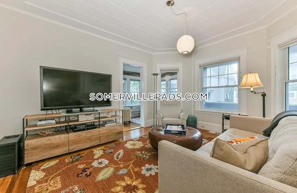 4 bed, 9999 sqft, $5,800 — Photo 2