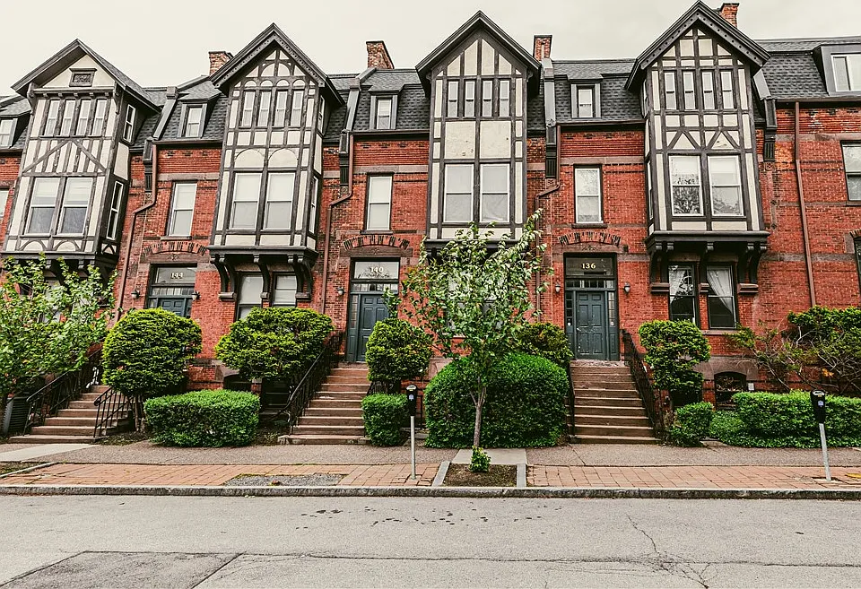 130 Gibbs St #3