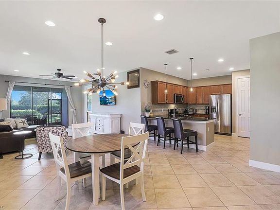 5th image of 7594 Jacaranda Ln