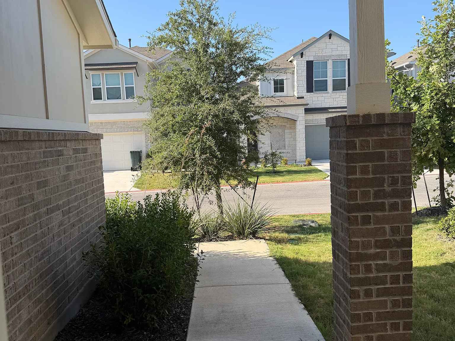 3 bed, 2.5 bath, 2000 sqft, $2,699 — Photo 2