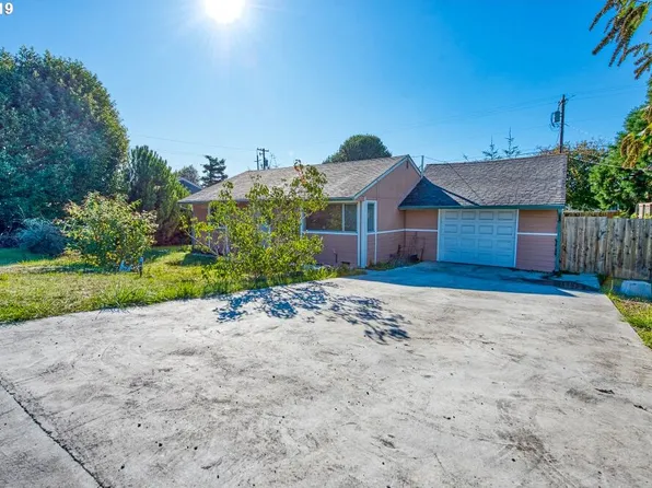 961 Salmon Ave, Coos Bay, OR 97420