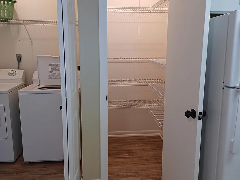 582 Moull St — Photo 35