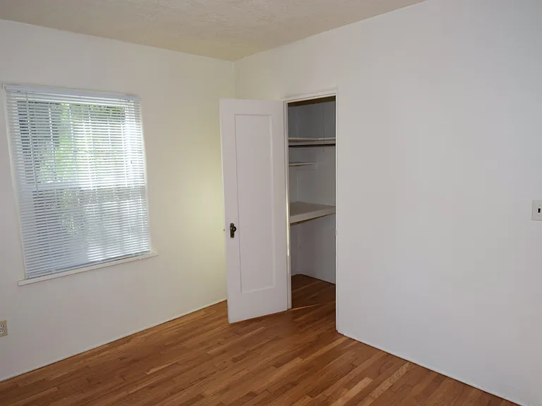 402 Girard Blvd SE — Photo 11