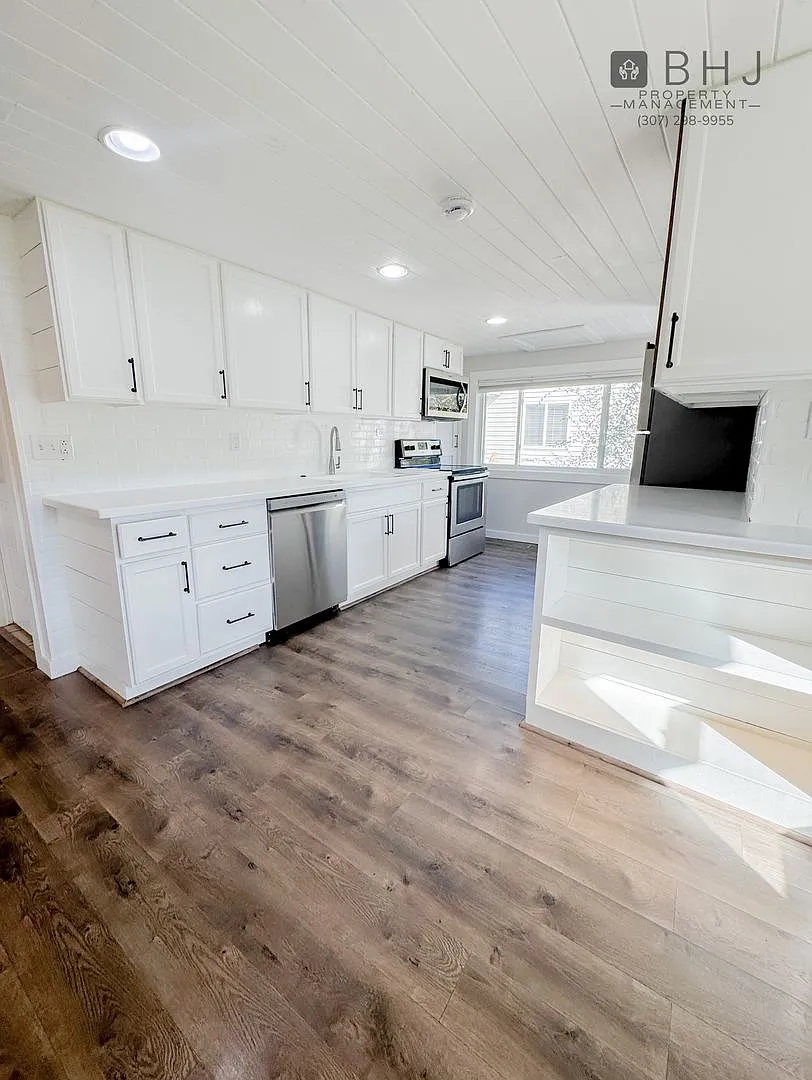 Dog Friendly, 2 Bed/ 1.5 Bath Single Family Home — Photo 4