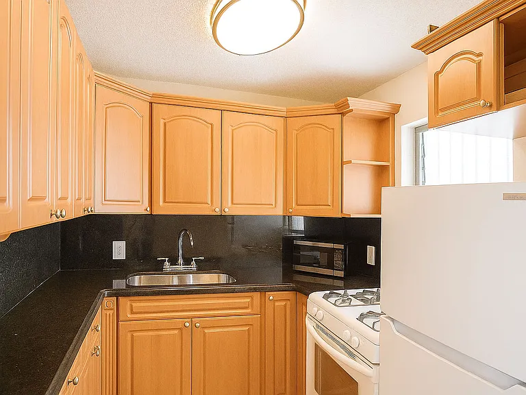 1357 Collins Ave #2R — Photo 9