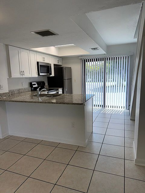 Kitchen w/Stainless Steel appliances
Cooktop Range, microwave, dishwasher, refrigerator.