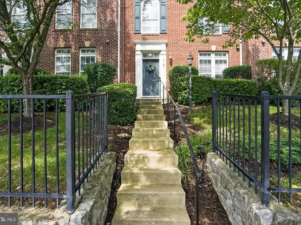 2195 Potomac Club Pkwy, Woodbridge, VA 22191