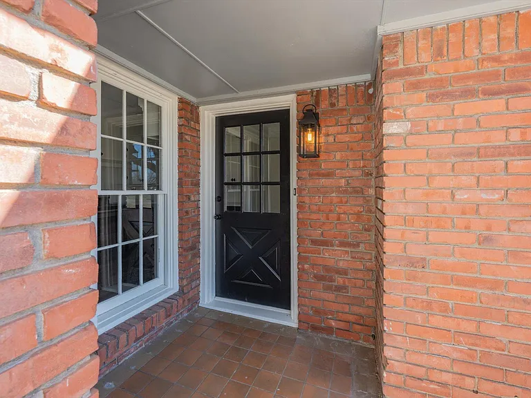 2725 Kent Dr — Photo 2