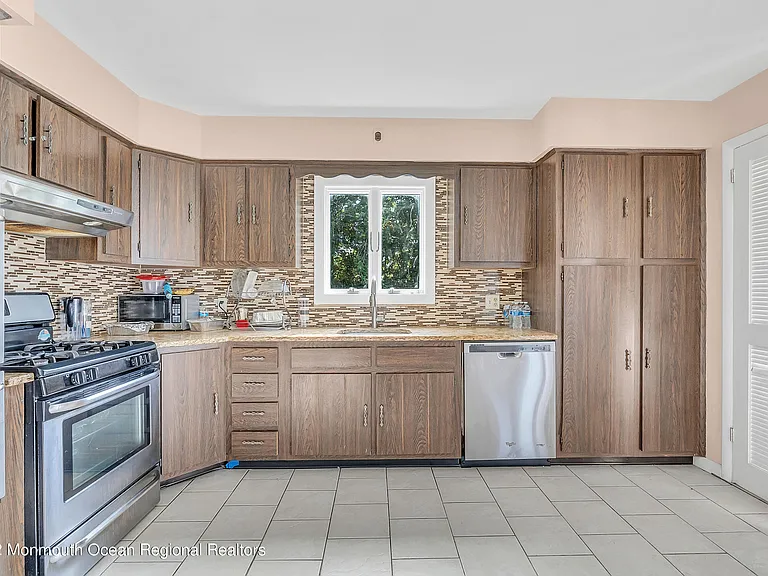 872 Red Oaks Dr — Photo 6