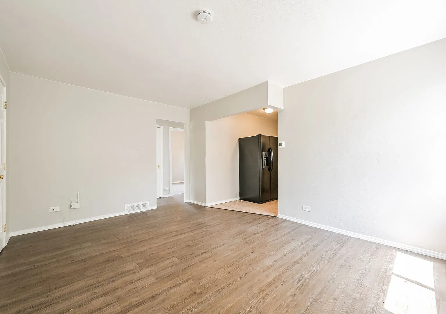 4 Weeks Free Rent Plus Free 55" Tv If Moved In By 10/15!! Charming Bungalow For Rent In Prime Den... — Photo 2