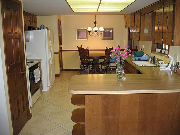 3rd image of 751 Knob Hill Cir