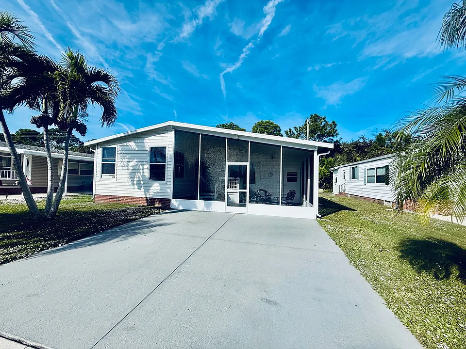 2399 Coconut Palm Dr NE