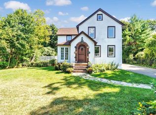 42 Potters Ln, Great Neck, NY 11024