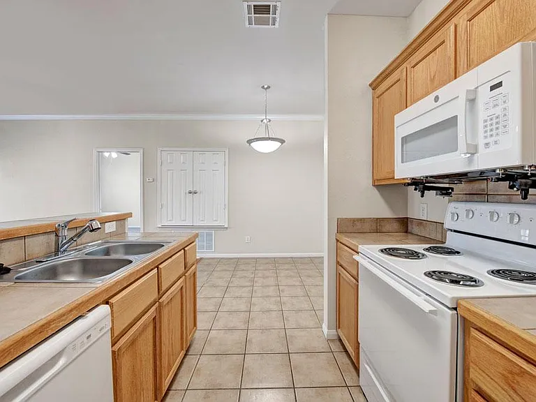 Riviera Apartments — Photo 29