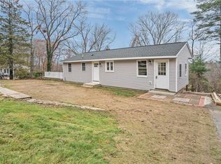 689 Knotty Oak Rd, Coventry, RI 02816