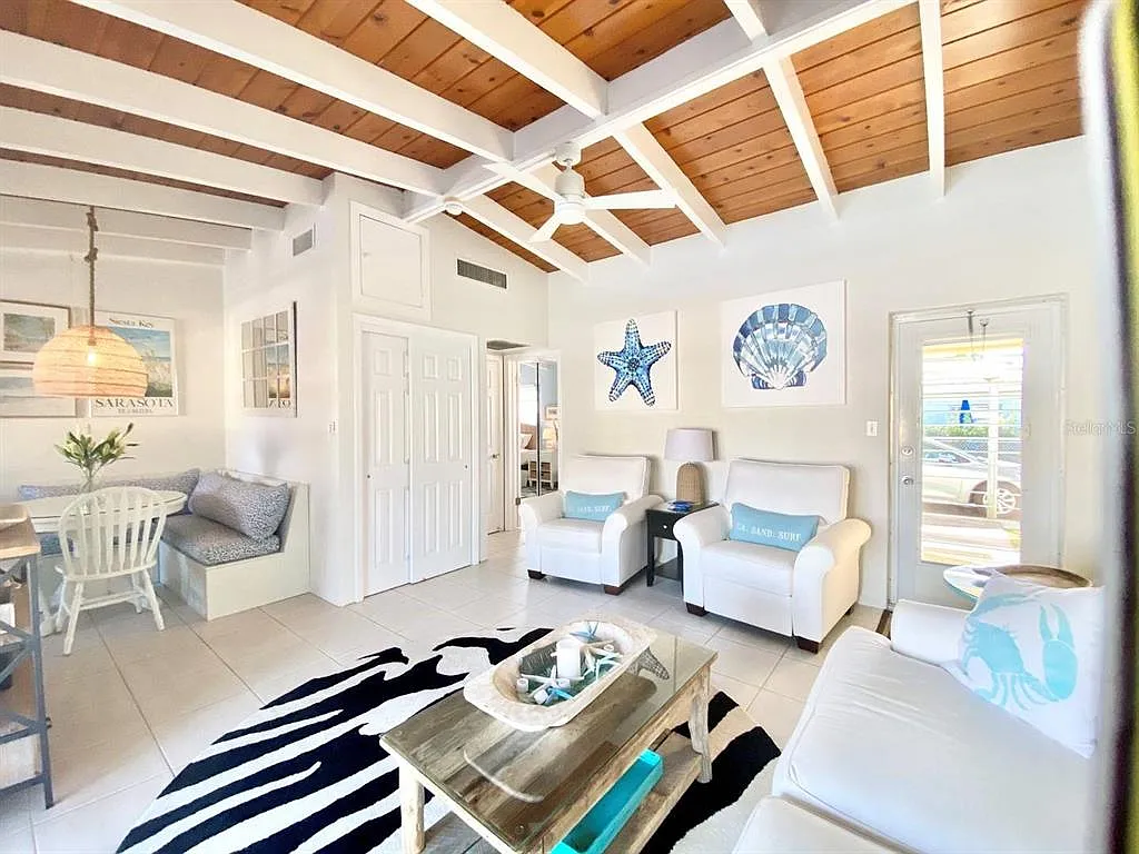 1 bed, 1.0 bath, 708 sqft, $5,370 — Photo 2