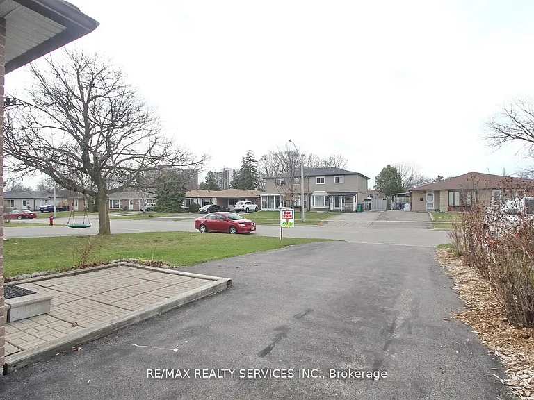 185 Earnscliffe Cir — Photo 7
