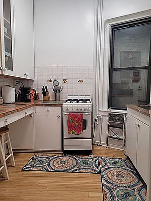 4th image of 228 W 17th St #1C