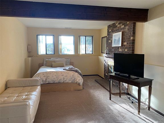 3rd image of 6203 Madrona Dr NE