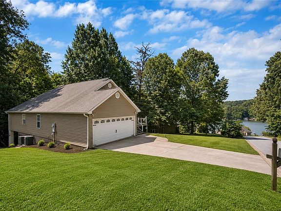 2nd image of 302 Ridgeside Ct