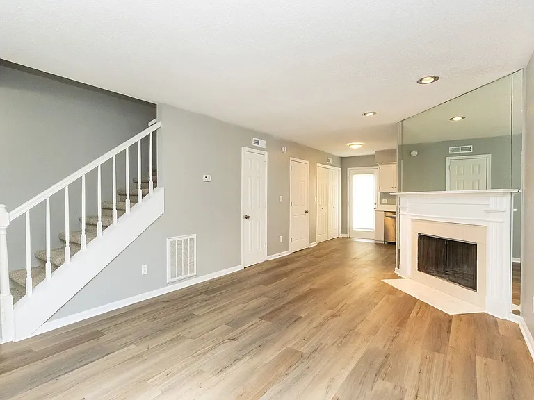 2827 Dayton Blvd #6 — Photo 3