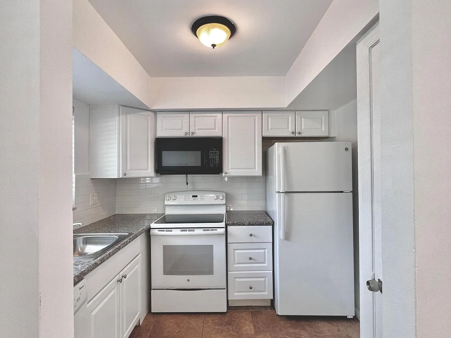 2 bed, 800 sqft, $2,100 — Photo 2