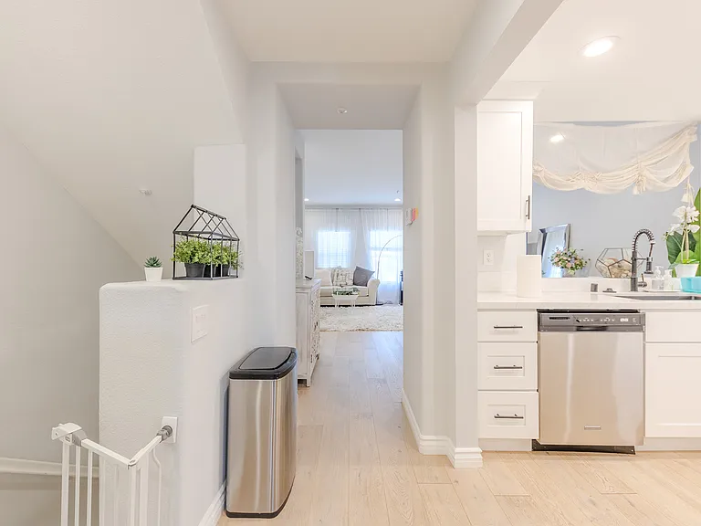 628 E Walnut St — Photo 15