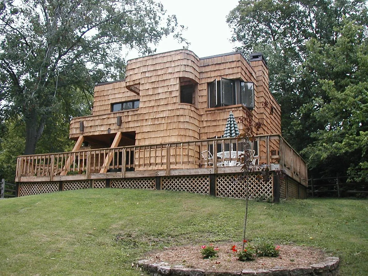 Front of building - 1650 Colonial Dr