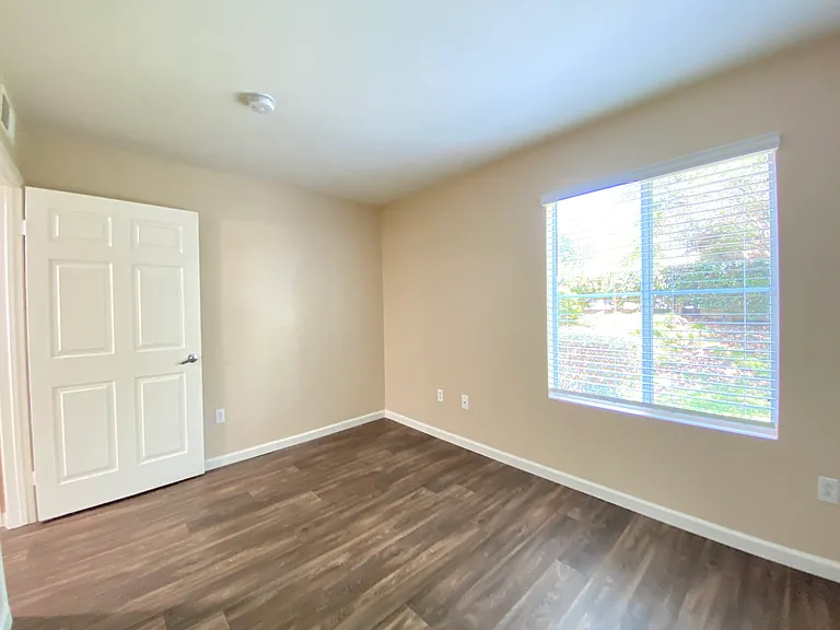 Sunny Creek Apartments — Photo 10