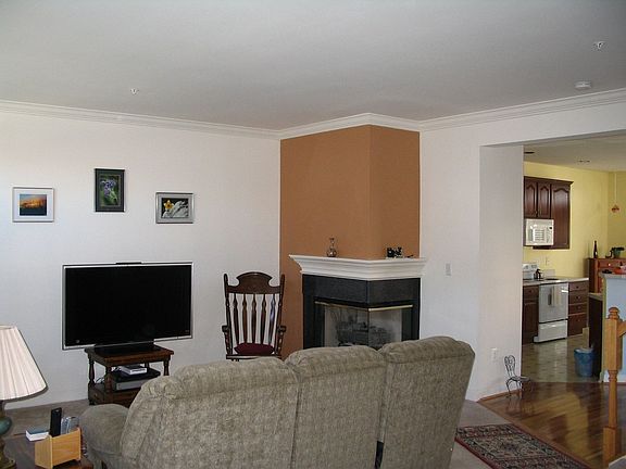 Living Rm w/gas fireplace