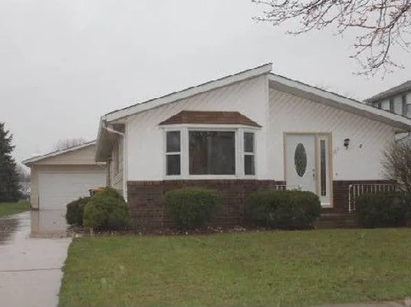 102 Meadows Dr, Sugar Grove, IL 60554