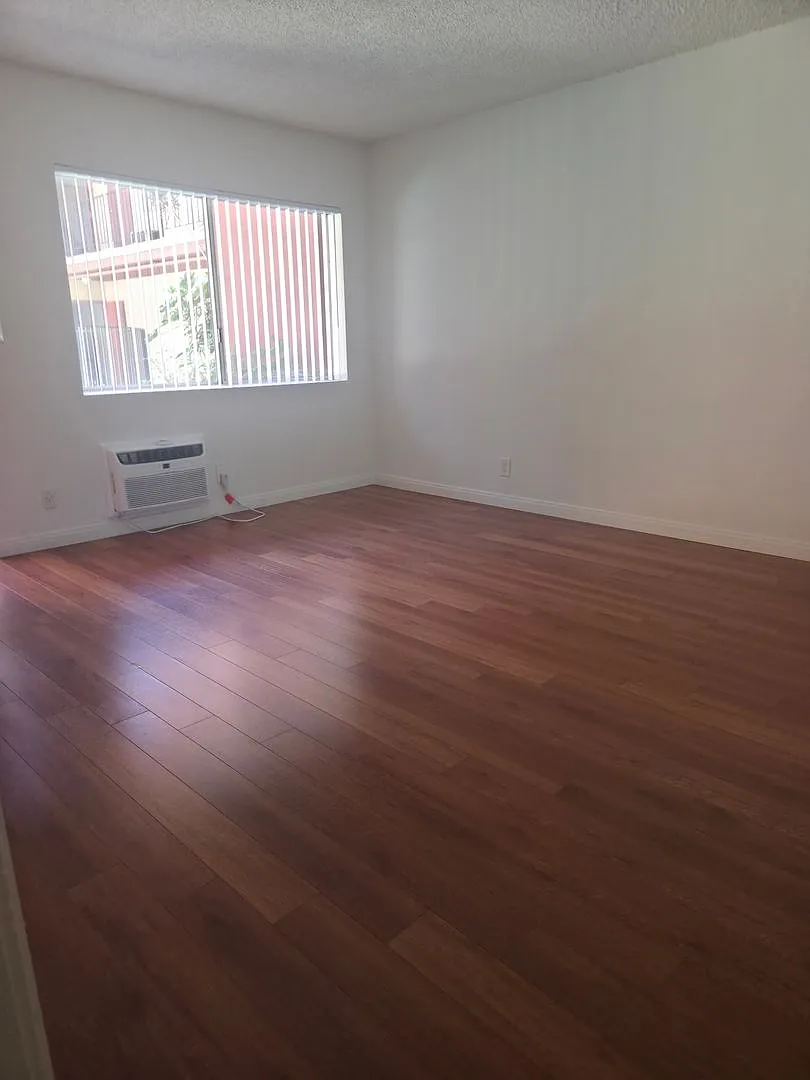 14335 Burbank Bl (9915) — Photo 4