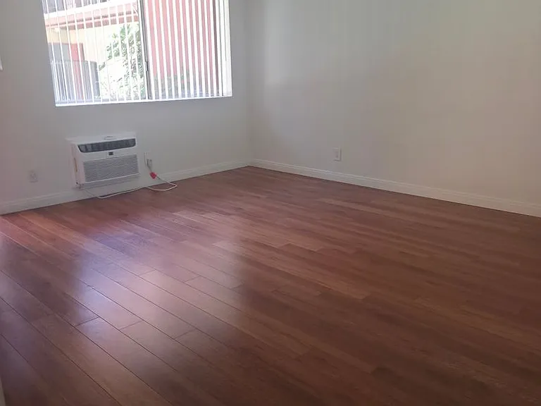 14335 Burbank Blvd — Photo 4