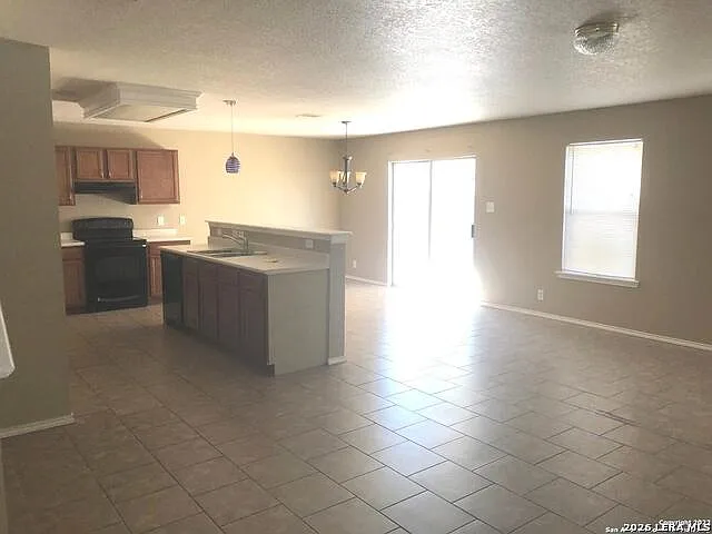 4 bed, 2.0 bath, 2333 sqft, $1,975 — Photo 4