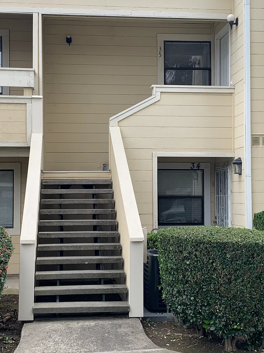 Building Photo - 1553 Pyrenees Ave #35