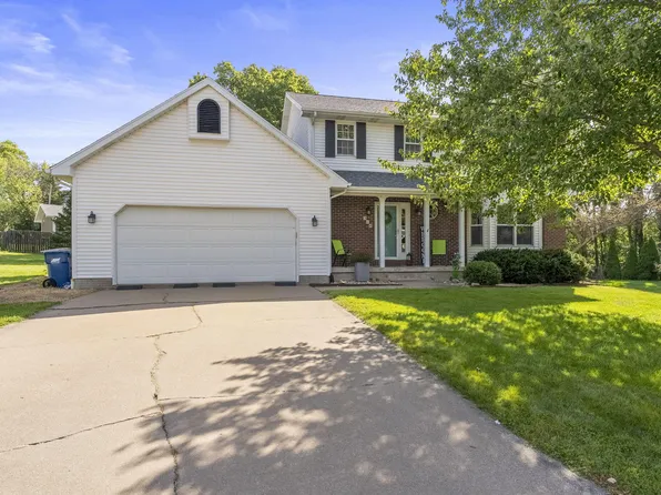 318 Wood Creek Ln, Muscatine, IA 52761