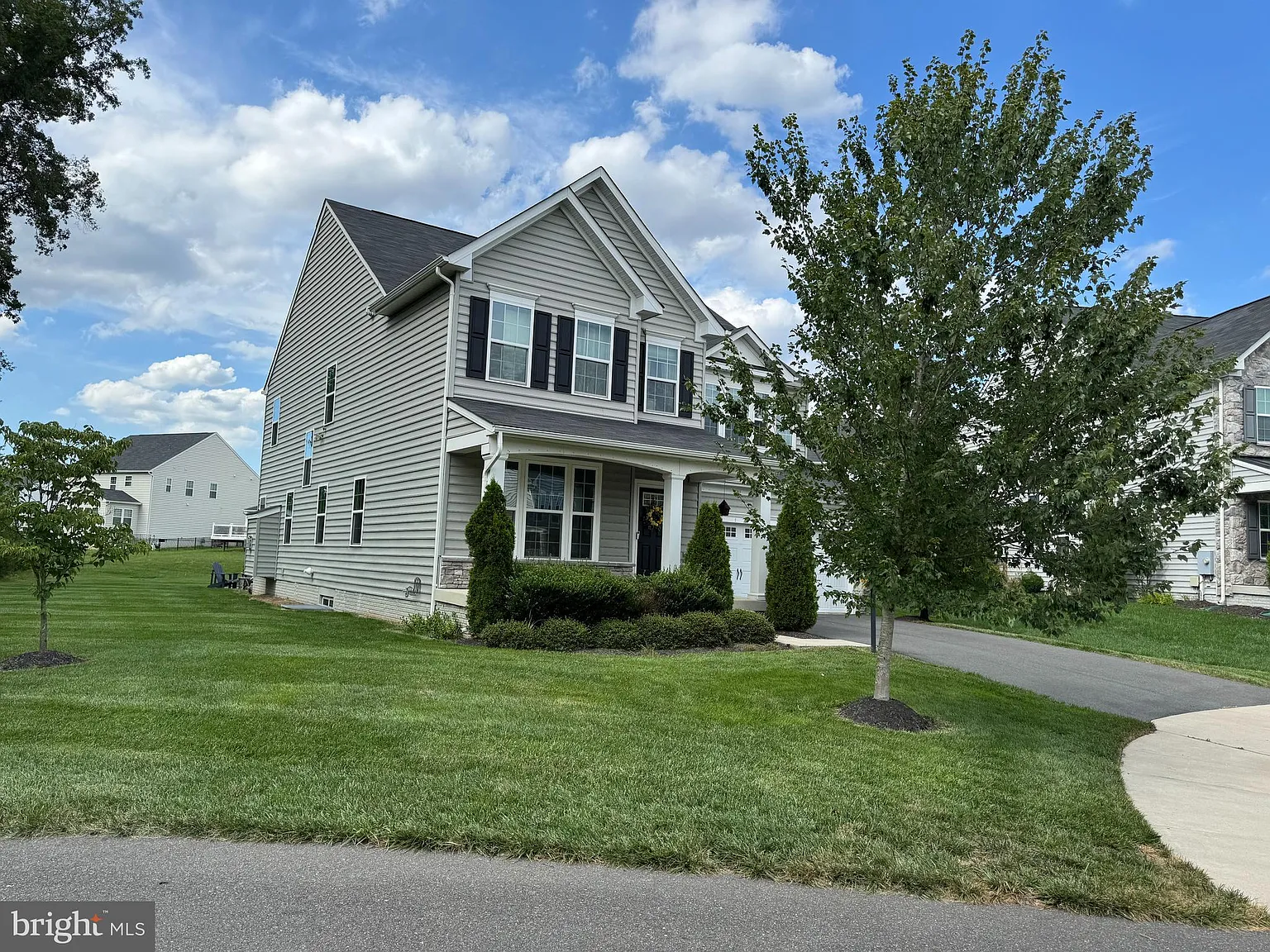4 bed, 4.5 bath, 4661 sqft, $4,950 — Photo 3