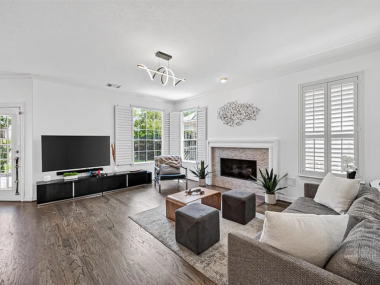 1015 Enclave Sq S — Photo 11