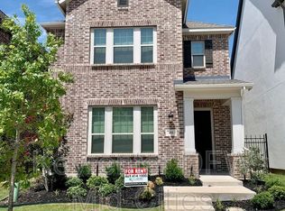 653 Courtyard Ln, Irving, TX 75039