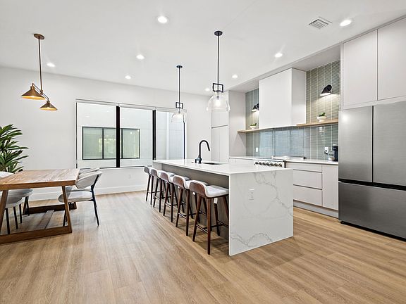 4th image of 210 W Columbus Dr #9