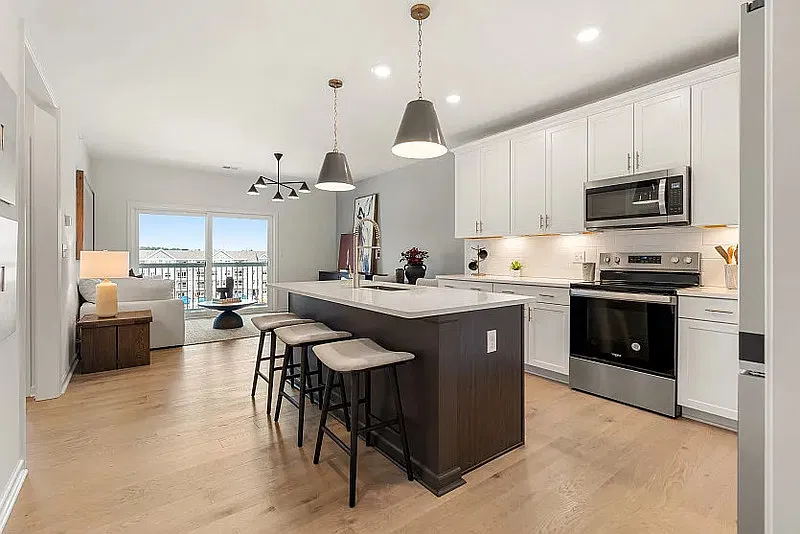 1 bed, 1.0 bath, 1027 sqft, $1,950 — Photo 2