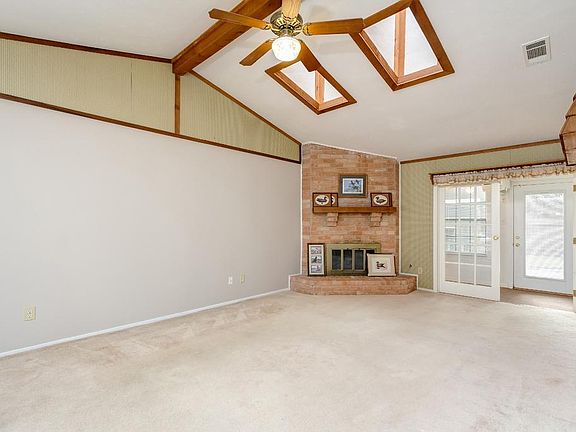 3rd image of 2911 Shady Hills Dr